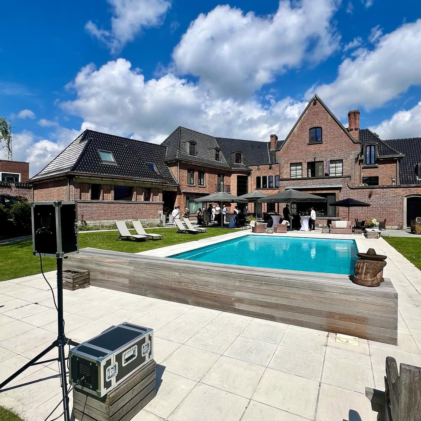 Photobooth installé au bord d'une piscine pour un évènement en extérieur