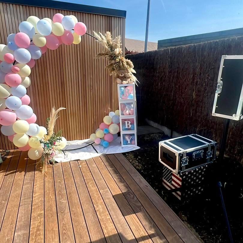Photobooth installé en extérieur pour une gender reveal party