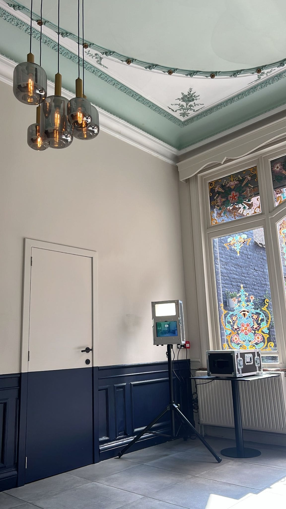 Photobooth installé dans une salle aux vitraux et boiseries anciennes