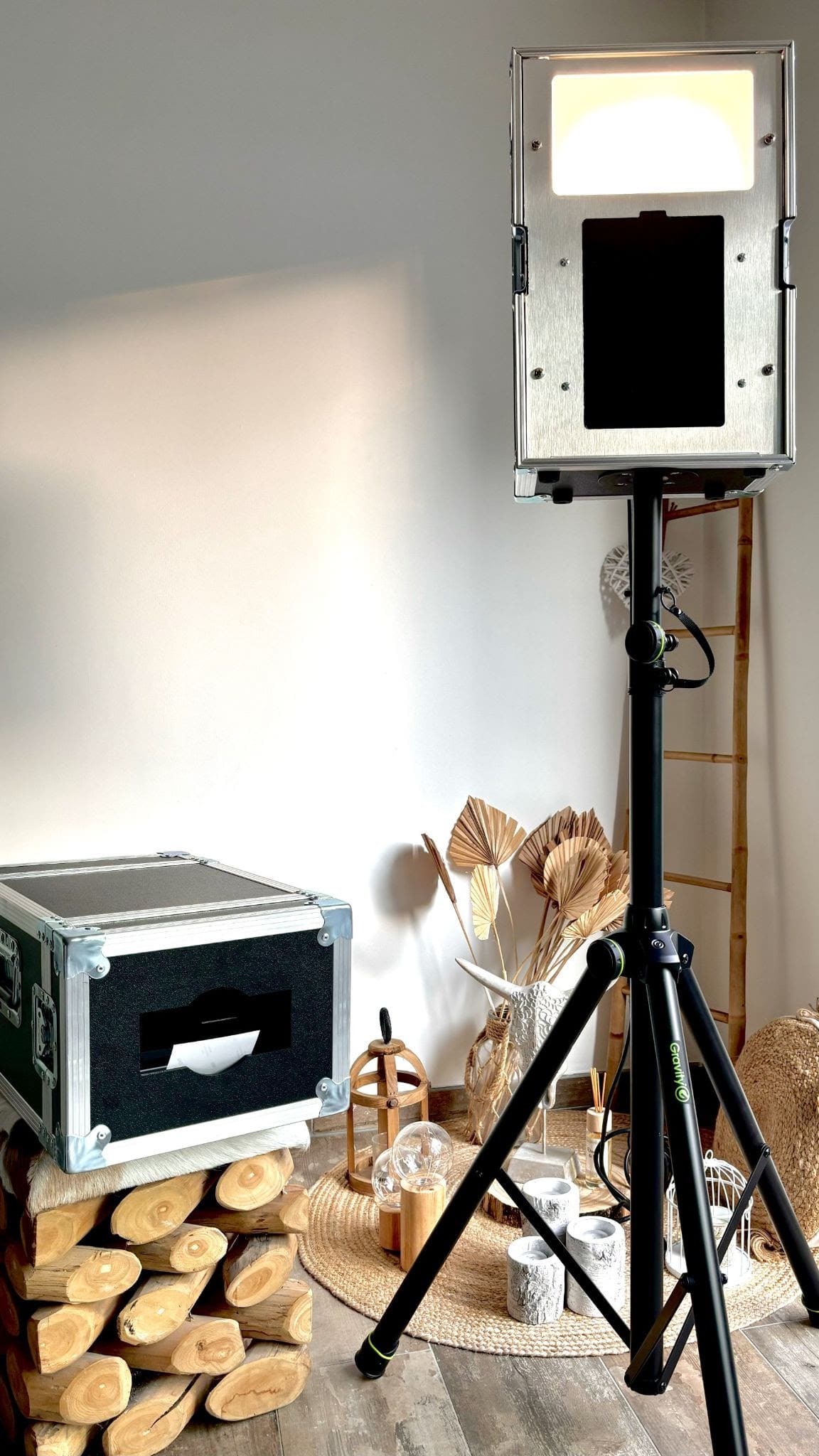 Photobooth installé dans un intérieur cosy avec décorations bohèmes
